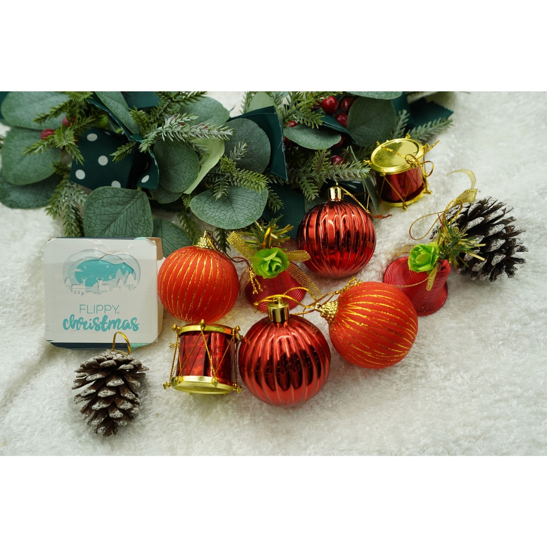 Set de 24 ornamente de brad, Flippy, de tip Glob, Rosu/ Maro, din polistiren, cu finisaj sclipitor , cutie 5 cm adancime x 29 cm lungime x 19 cm inaltime