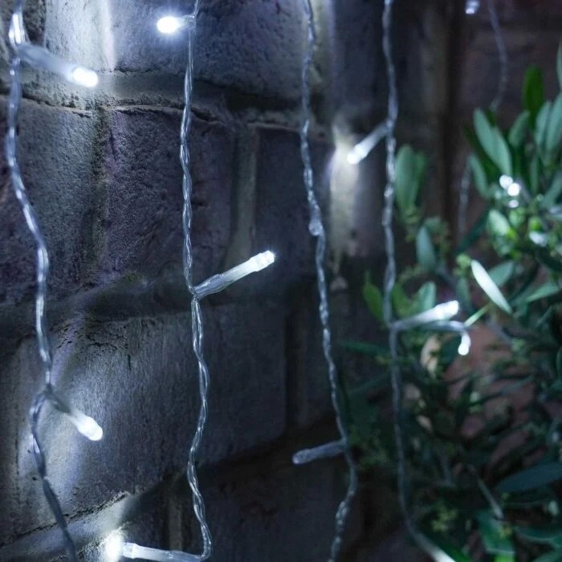 Instalatie Craciun, Tip Perdea, IP44, 9 m x 3 m, 720 LED-uri, Alb rece, cu 8 jocuri de lumini, 31 V, 9W, Interconectabila, Prelungitor 3 m inclus, Fir transparent, Interior/ Exterior, Vafy
