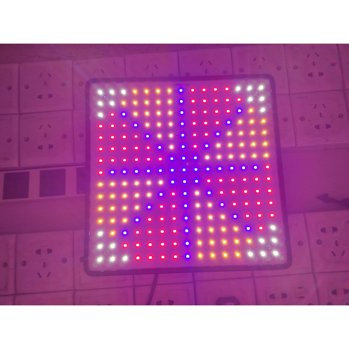 Lampa LED 15W Flippy, pentru cresterea plantelor in interior, material ABS, cu agatatoare, 25 x 25 cm, multicolor