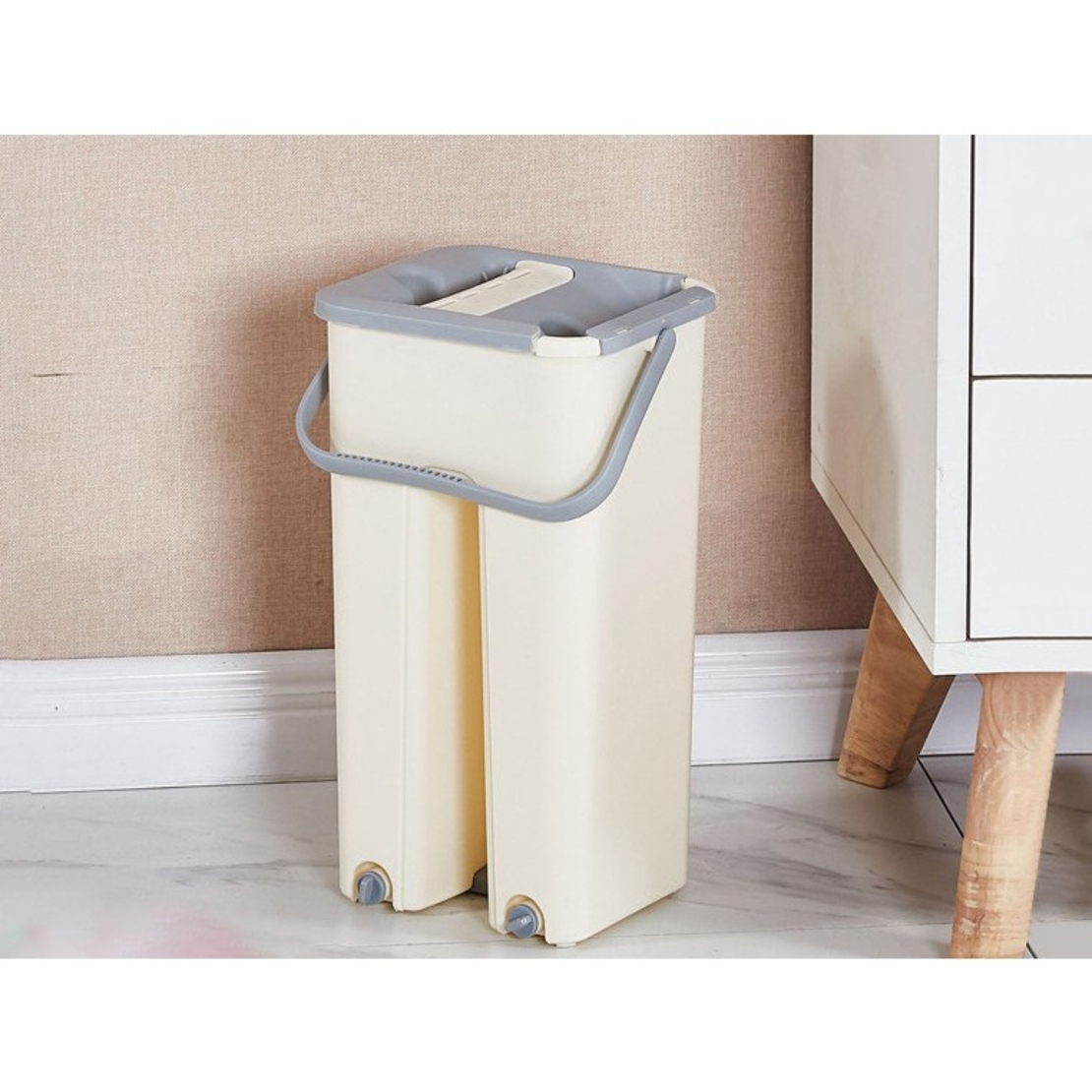 Set de curatenie Flippy, mop si galeata, galeata 6 l, 2 rezerve microfibra incluse, design modern, pentru interior, material plastic, peri sintetici, plat, cu storcere, bej