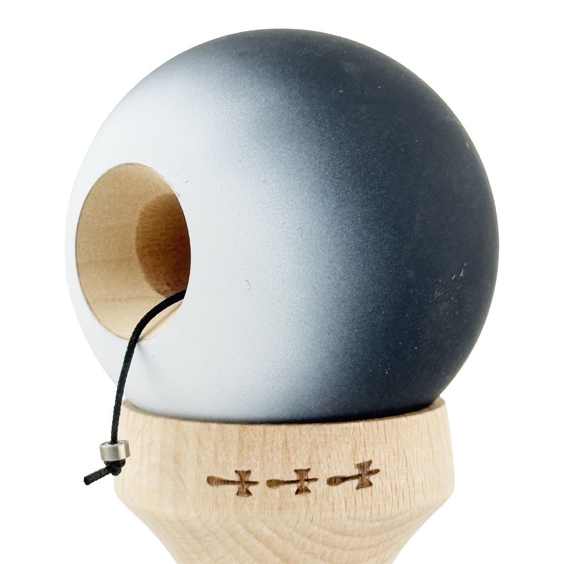 Kendama X Originala, Profesionala, Flippy, Cupe Mari KING SIZE V3, Rubber Grip, Gaura in Baza, Rulment Metalic, din lemn 18 cm, Ata 62/65 cm, Gradient Negru/Alb