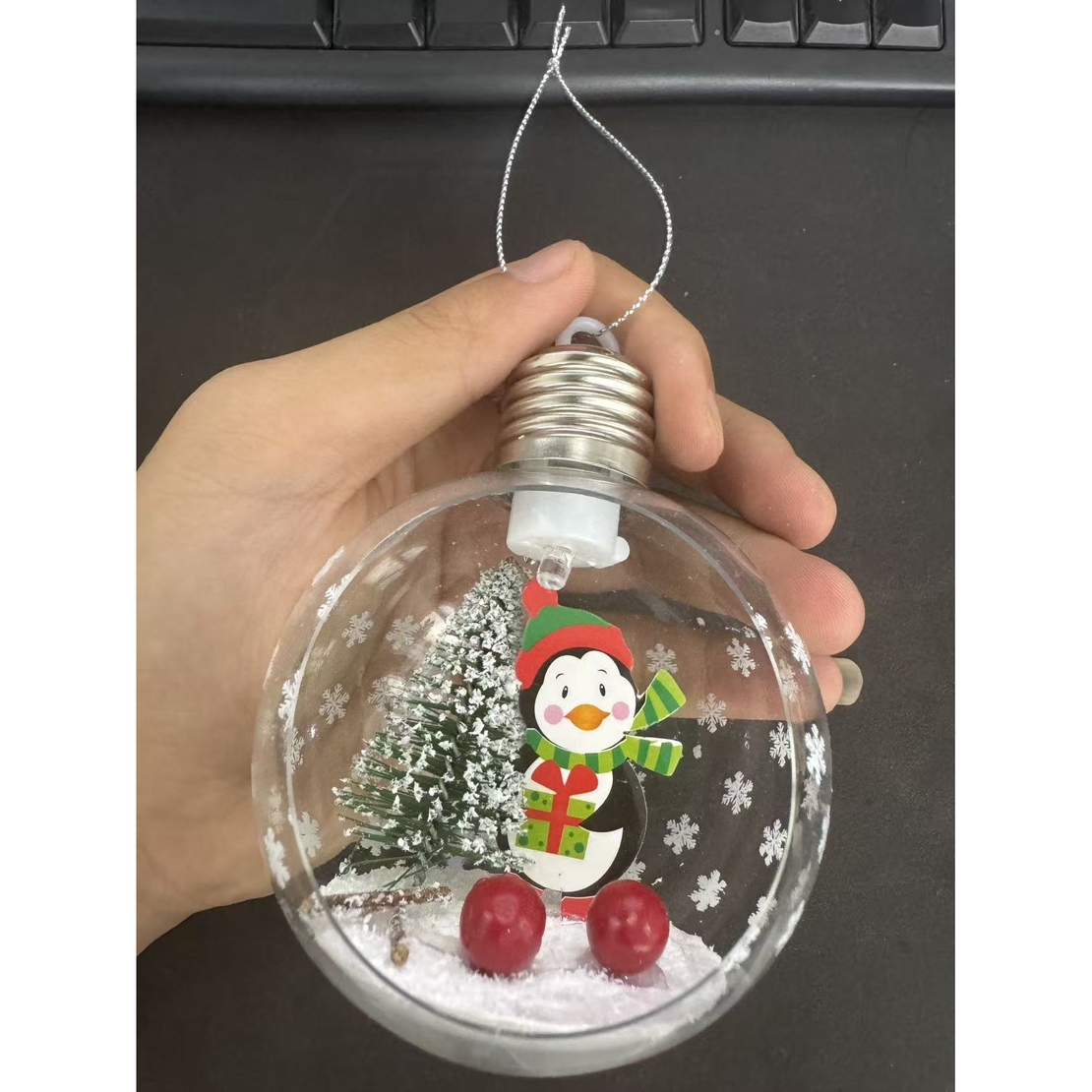 Glob de Craciun, Flippy, cu LED, Model Pinguin, 10 x 5 x 3 cm, Multicolor