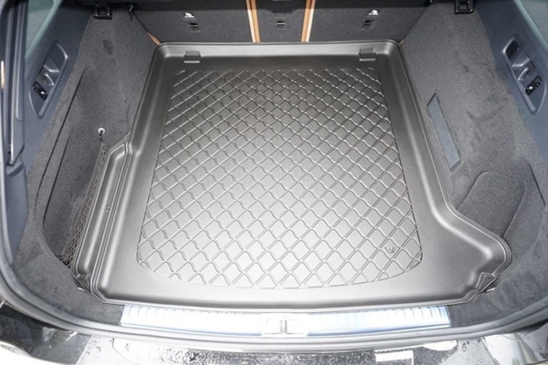 Tavita portbagaj Mercedes E-Class W214 T-Modell, fabricatie 08.2023 - prezent, caroserie combi, nu corespunde pentru PHEV, cu ureche detasabila pe sta