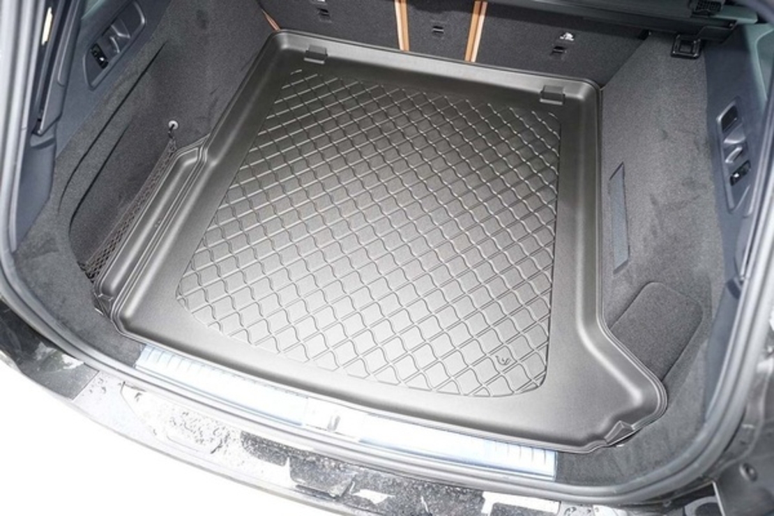 Tavita portbagaj Mercedes E-Class W214 T-Modell, fabricatie 08.2023 - prezent, caroserie combi, nu corespunde pentru PHEV, cu ureche detasabila pe sta