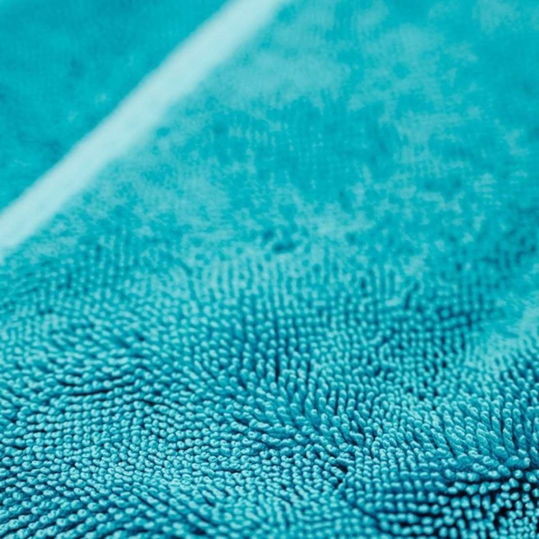 Pachet prosop albastru microfibra ultra absorbant AMOS fluffy 1000 GSM 60*80cm + manusa albastra CADOU