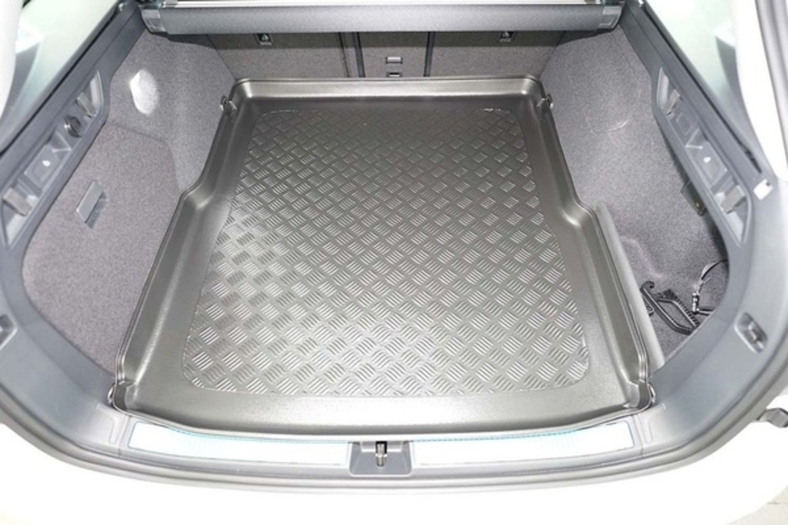 Tavita portbagaj Volkswagen Passat B9 fabricatie 11.2023 - prezent, caroserie combi, podea variabila in pozitie superioara, fara separator