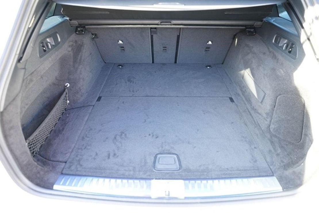 Tavita portbagaj Mercedes E-Class W214 T-Modell, fabricatie 08.2023 - prezent, caroserie combi, nu corespunde pentru PHEV, cu ureche detasabila pe sta