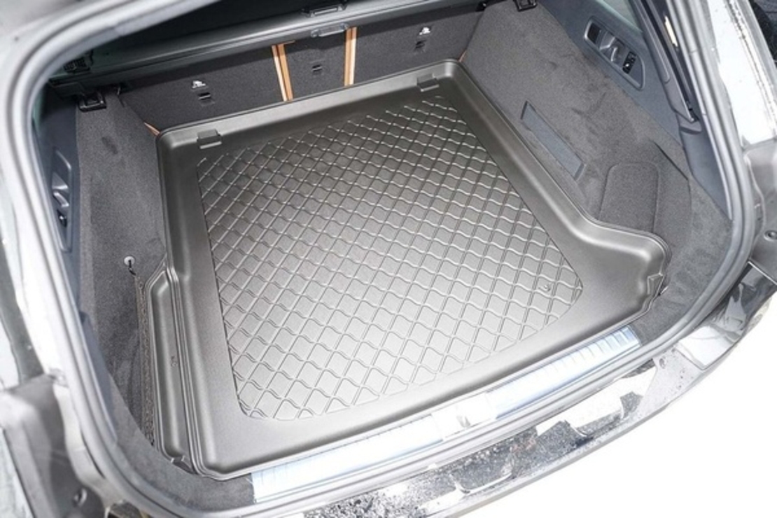 Tavita portbagaj Mercedes E-Class W214 T-Modell, fabricatie 08.2023 - prezent, caroserie combi, nu corespunde pentru PHEV, cu ureche detasabila pe sta