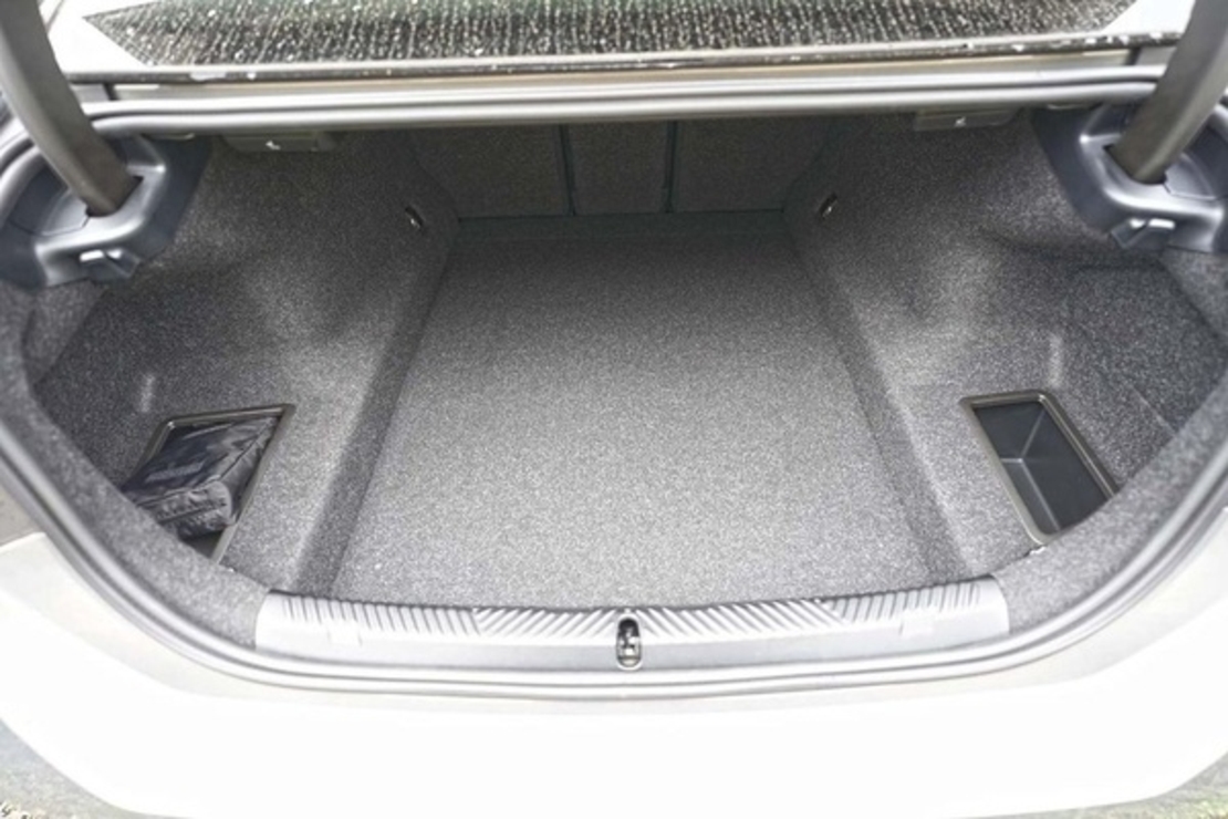 Tavita de portbagaj BMW Seria 5 G60, caroserie Sedan, fabricatie 10.2023 - prezent (nu corespunde pentru PHEV si EV)