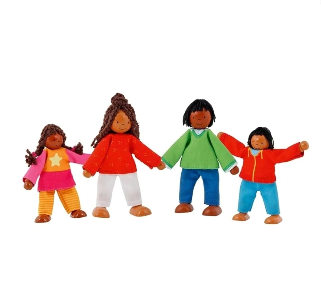 Set 4 păpuși flexibile din lemn Goki - Familia Colorată, 9-11 cm