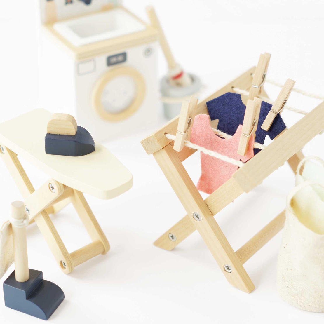 Mobilier pentru casuta, Le Toy Van, set camera de curatatorie, din lemn