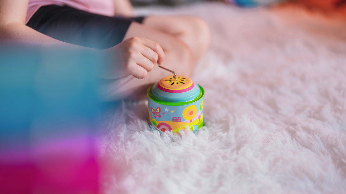 Cutie muzicală, fericire solară, melodie: Tu ești soarele meu,Goki