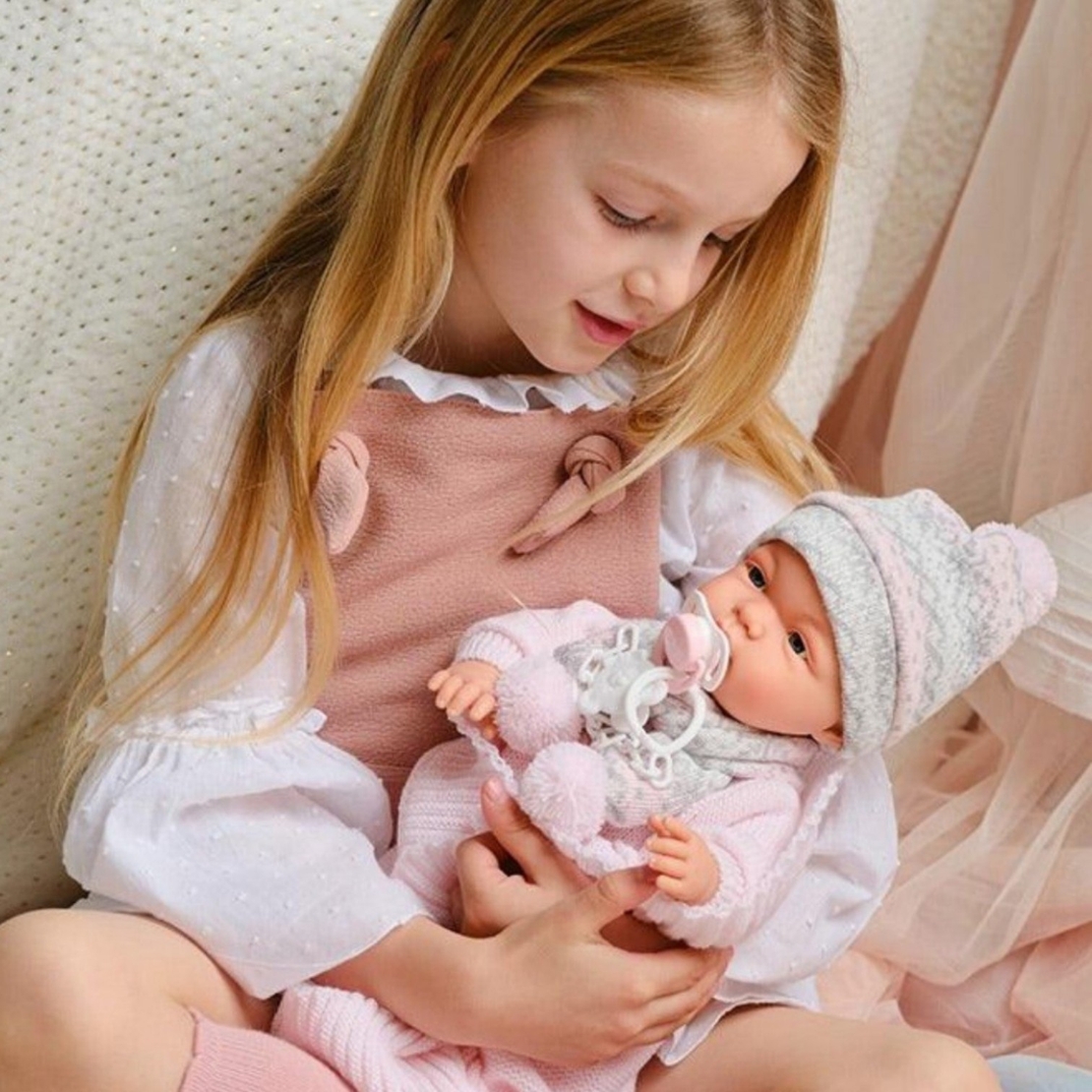 Papusa interactiva Llorens Joelle Llorona, bebelus cu corp moale din material textil, paturica roz si sunete, 38 cm, 3 ani+