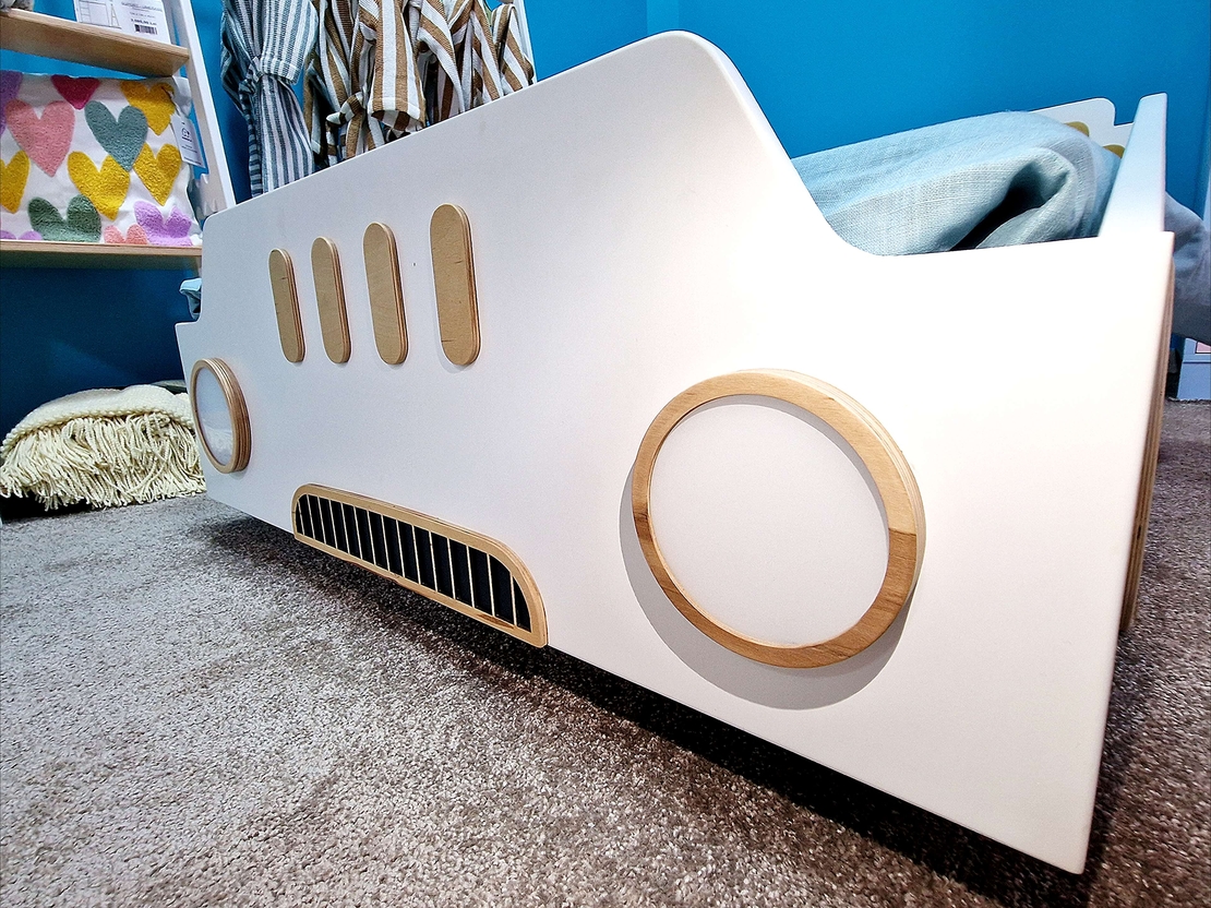 Pătuțul pentru Copii „MAȘINA” (80x200x90 mm) – Confort și Aventură din Lemn Ecologic - ARNIKA
