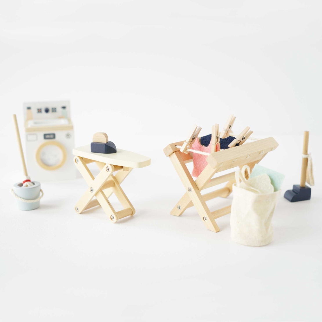 Mobilier pentru casuta, Le Toy Van, set camera de curatatorie, din lemn