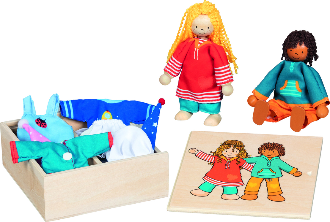 Set 2 păpuși flexibile din lemn Goki, Fynja & Fabio, cu hăinuțe și cutie de depozitare, +3 ani, 20 piese
