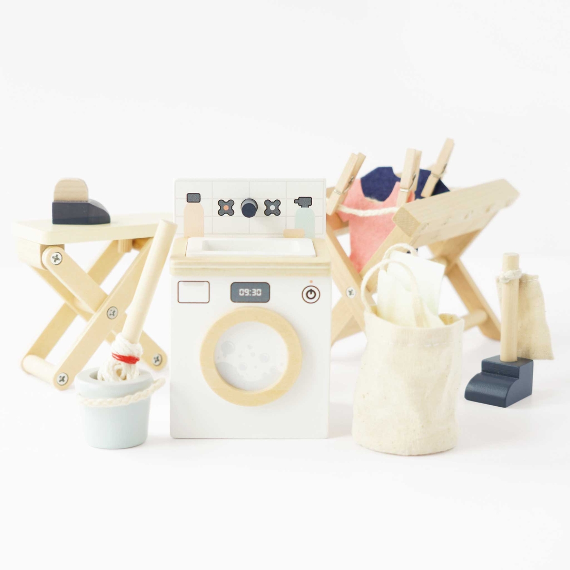 Mobilier pentru casuta, Le Toy Van, set camera de curatatorie, din lemn