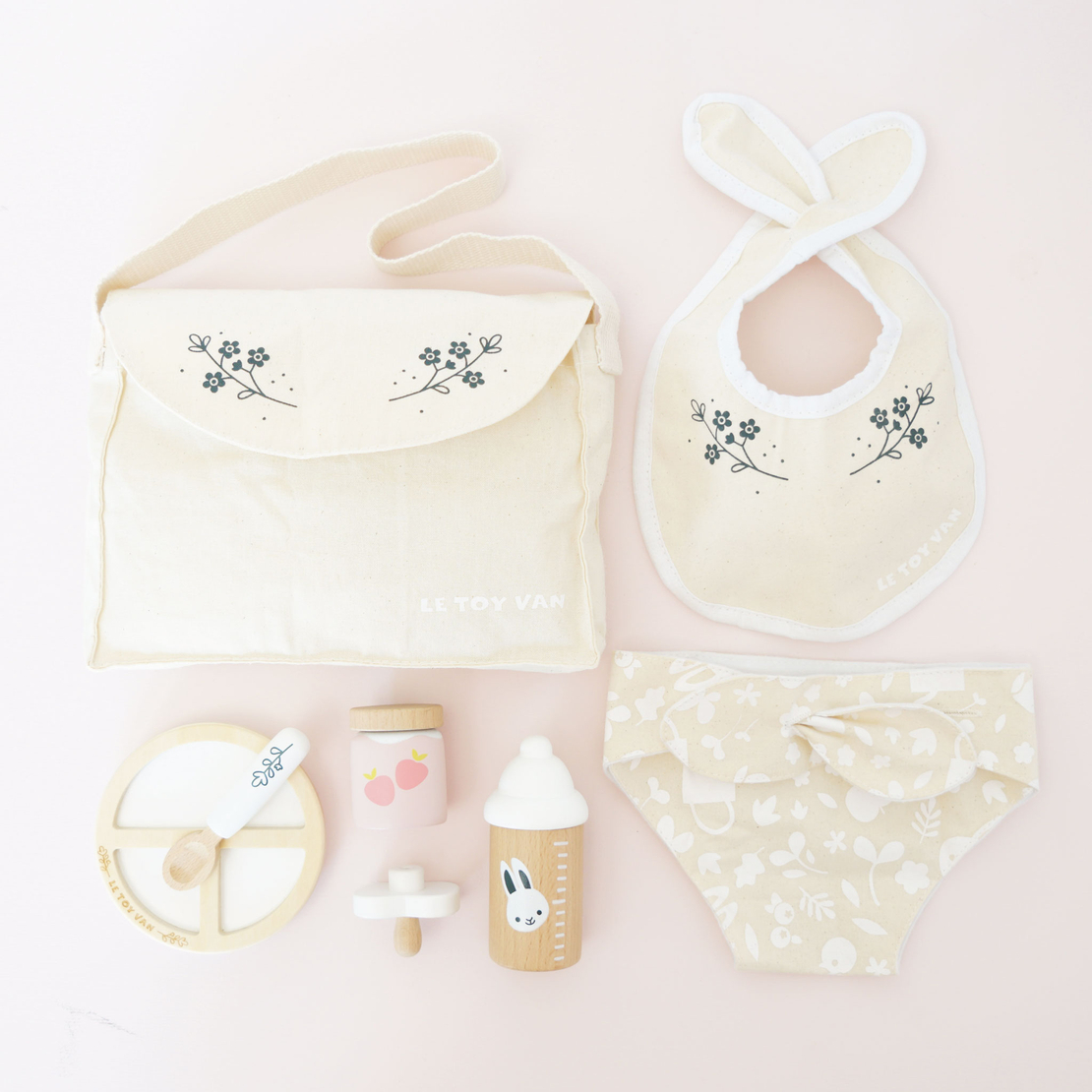 Set pentru schimbat si hranit bebelusi, Le Toy Van, 8 piese, 3 ani+
