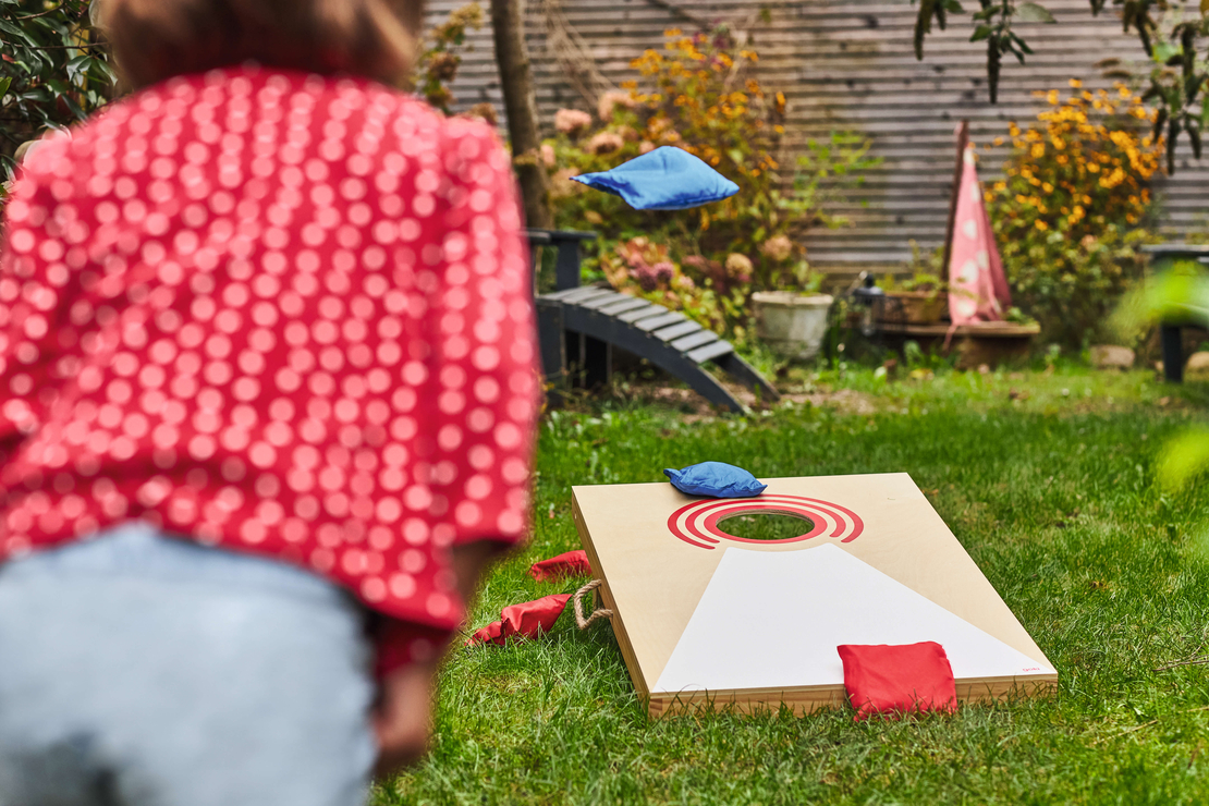 Joc de exterior Goki Cornhole, Aruncare la țintă cu săculeți, din lemn, +5 ani
