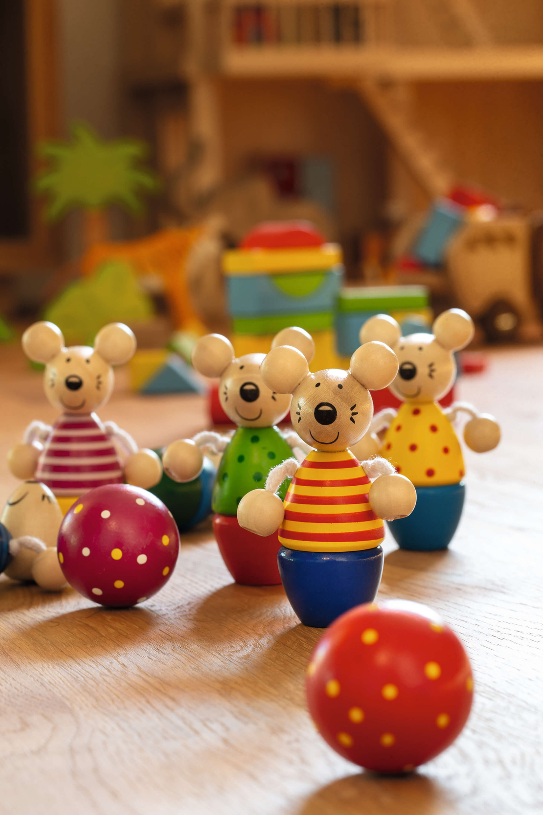 Joc de îndemânare tip mini-bowling din lemn Goki Speedy Skittle Game Mice,3 ani+