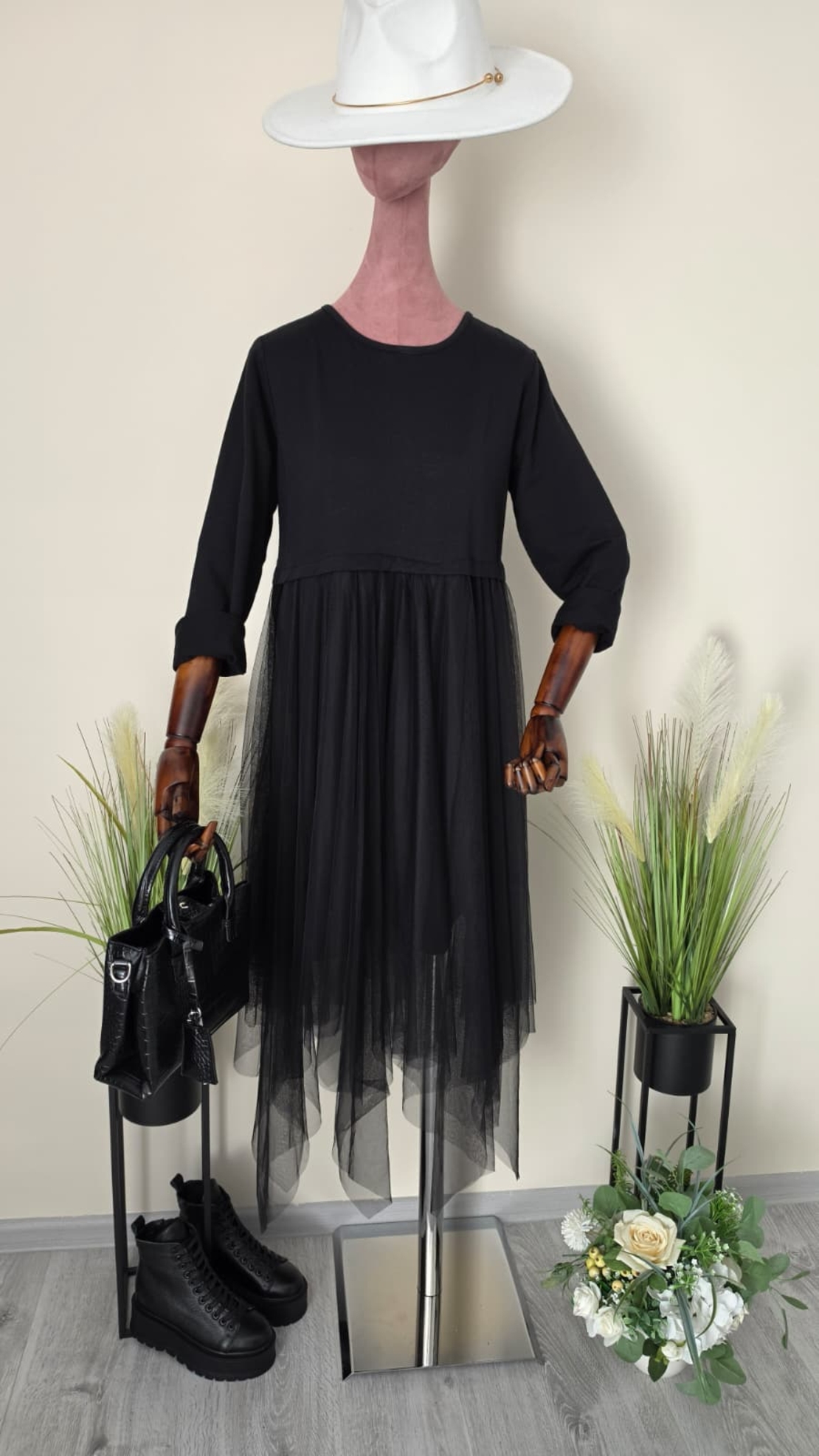 Rochie Asimetrică din Tull-Negru