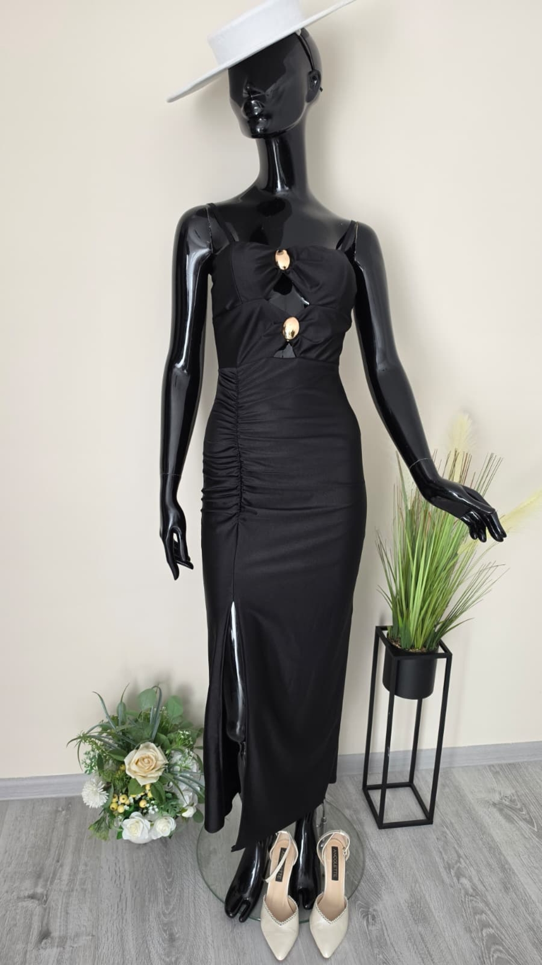 Rochie de Ocazie Neagră cu Decupaje și Broșe Aurii