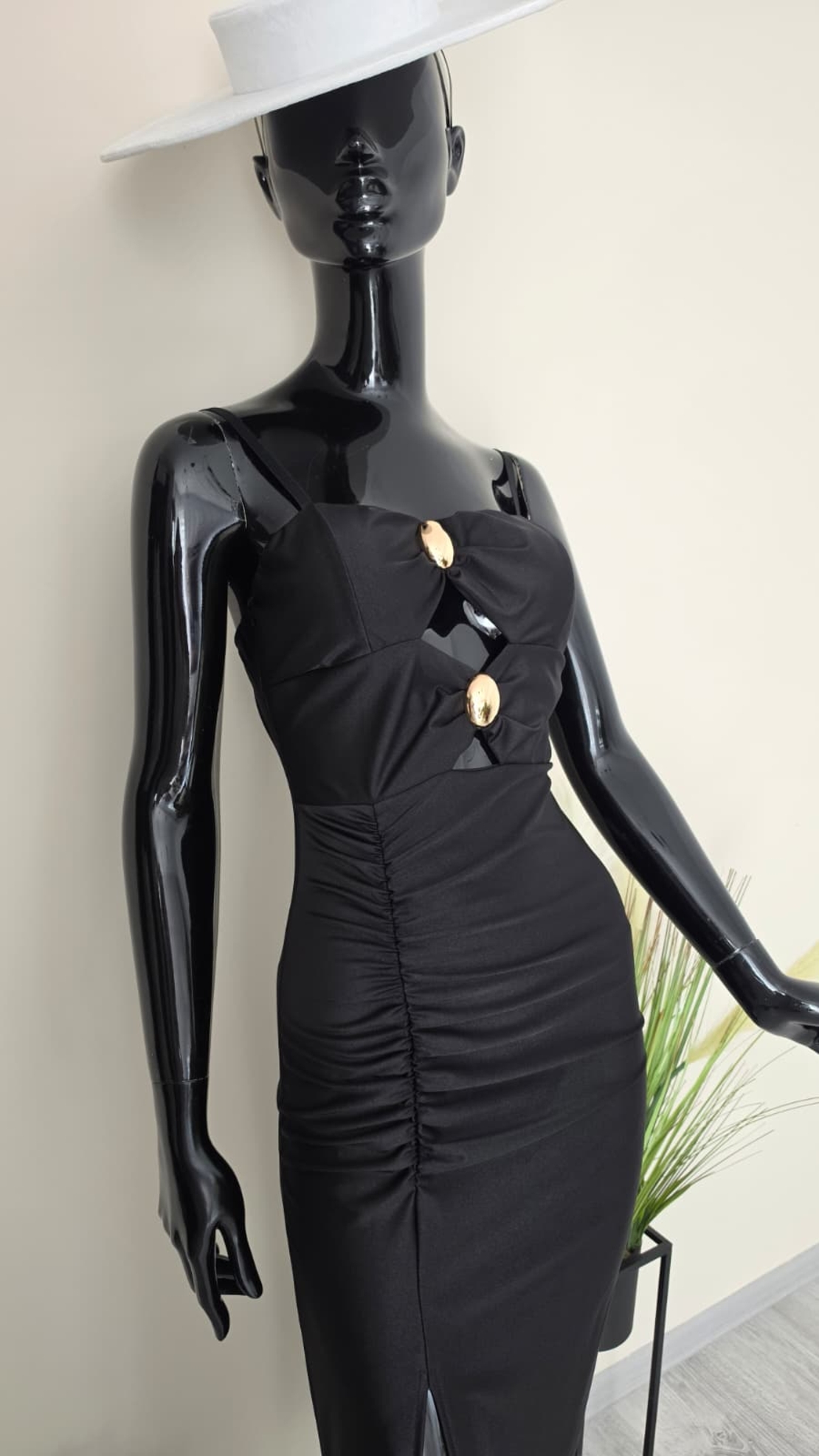 Rochie de Ocazie Neagră cu Decupaje și Broșe Aurii