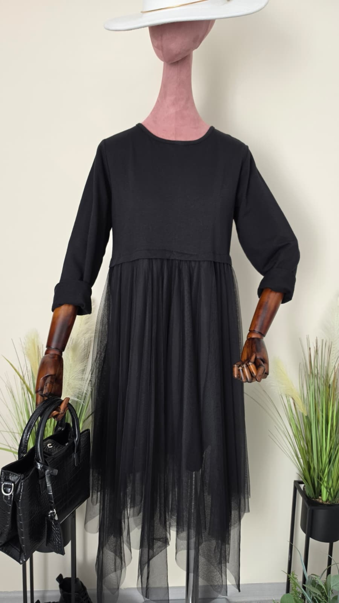 Rochie Asimetrică din Tull-Negru