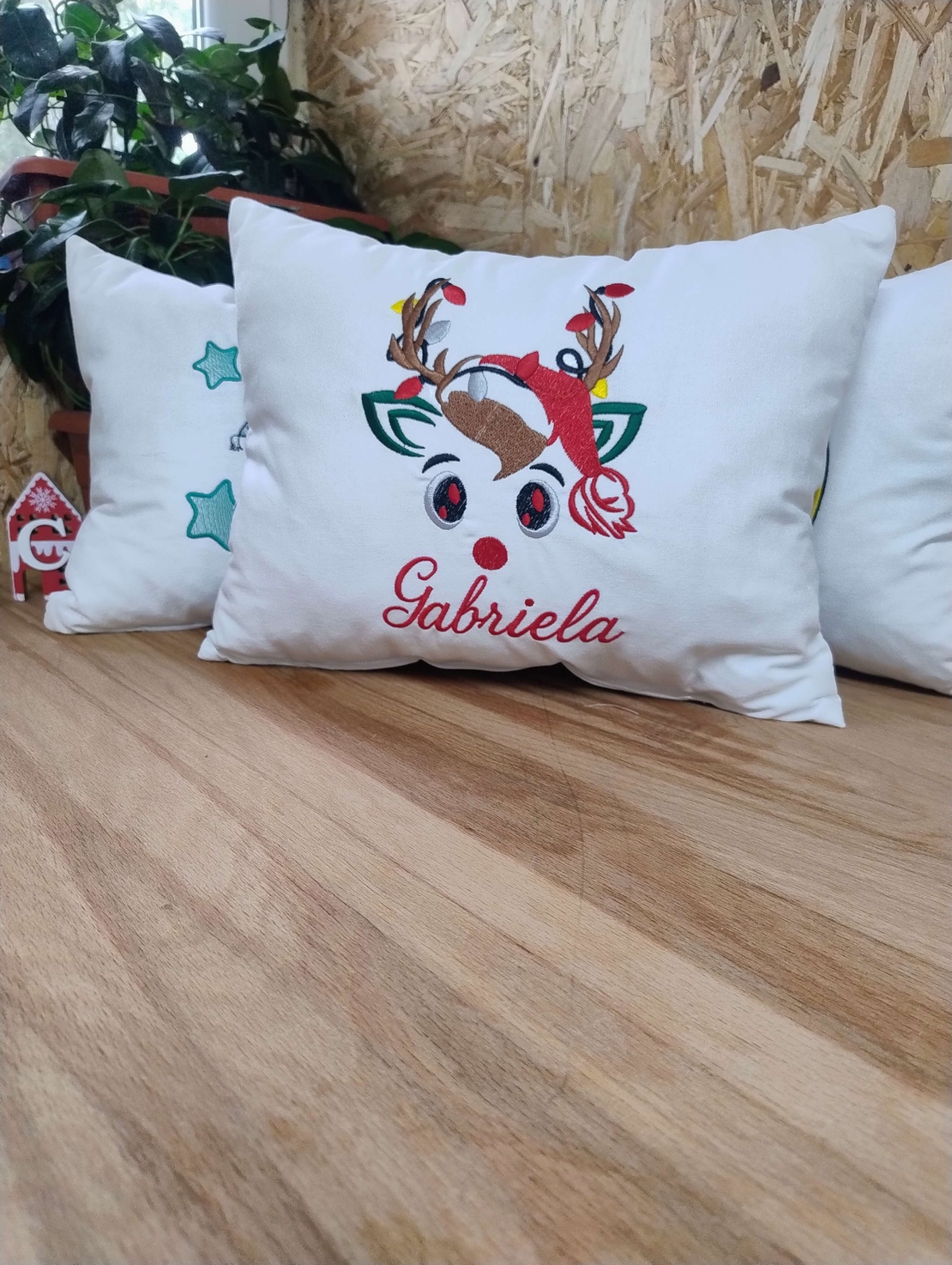 Pernă decorativă de Crăciun cu ren și nume personalizat – Gabriela | AYA Home