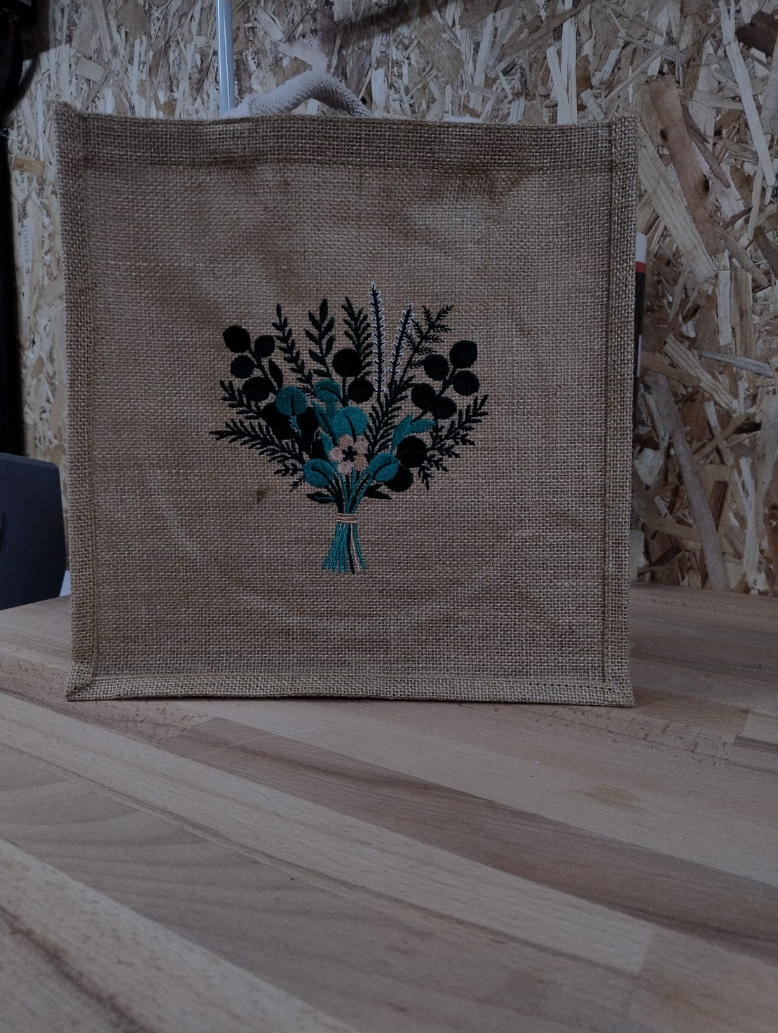 Sacoșă medie din iută naturală, brodată cu buchet botanic AYA HOME