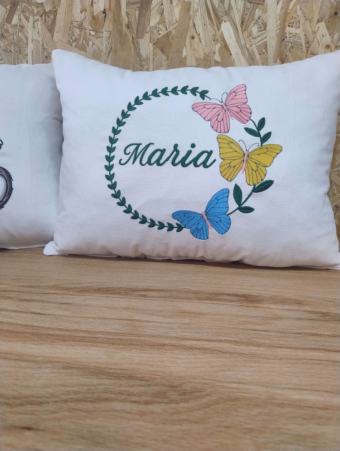 PERNUTE DECORATIVE BRODATE personalizata cu numele copilului - CADOURI CU SUFLET
