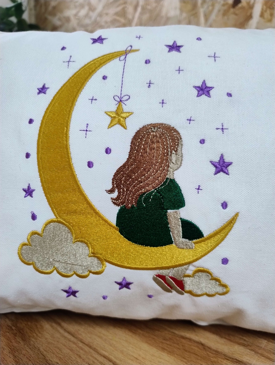 Pernă decorativă pentru copii – Fetiță pe semilună, broderie | AYA Home