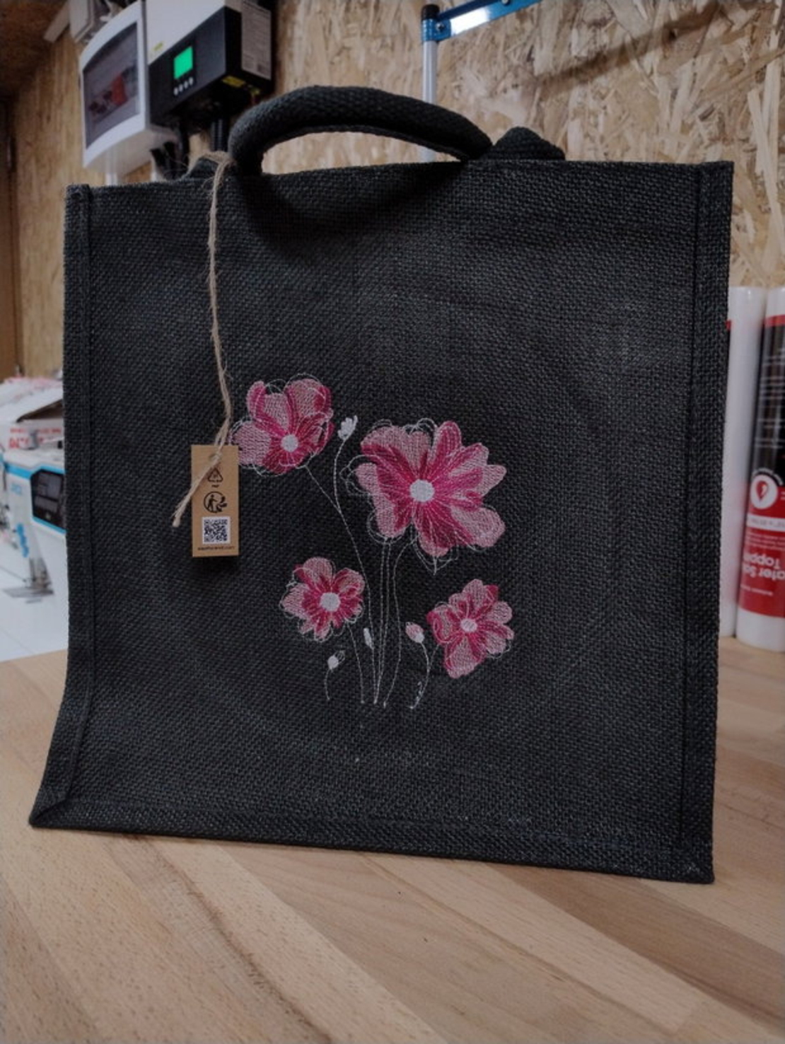 Sacoșă din iută antracit, brodată cu flori roz 30×30×19 cm | AYA HOME