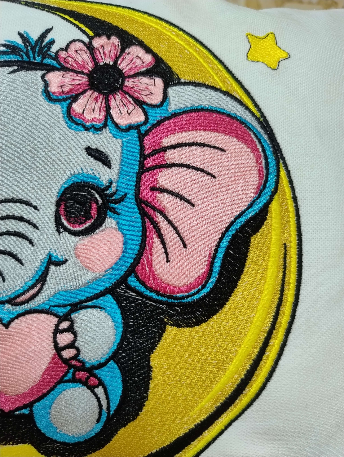 Pernă decorativă pentru copii cu elefănțel pe semilună – Broderie | AYA Home