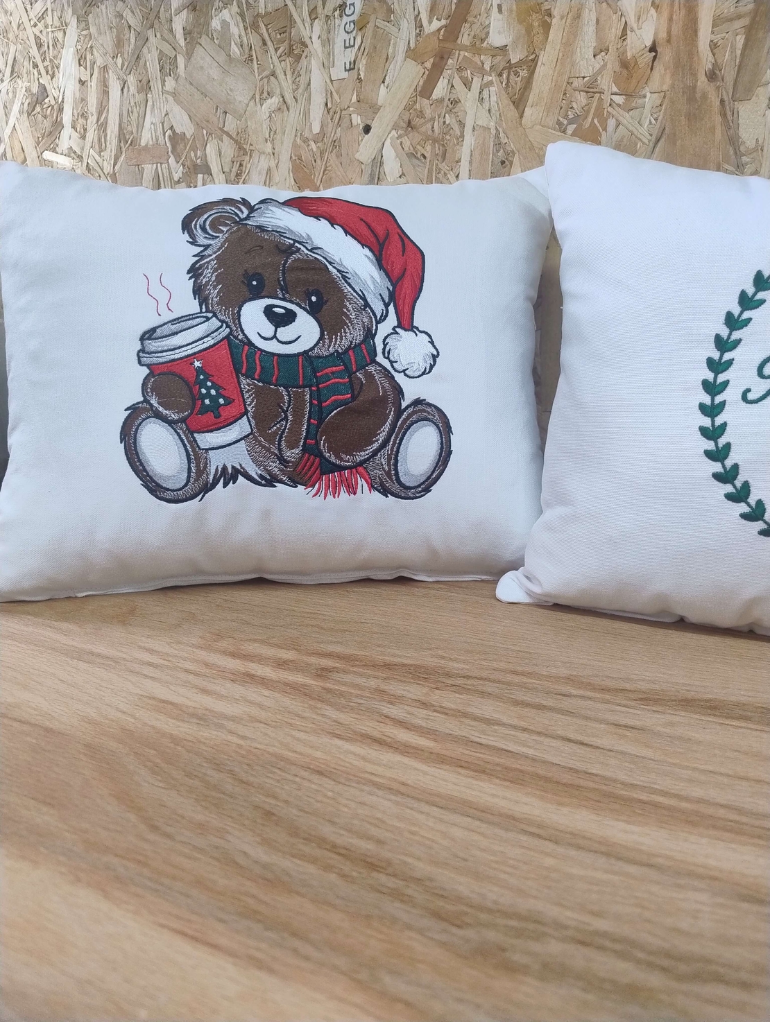 PERNUTE DECORATIVE BRODATE Ursuletul de Craciun - CADOURI CU SUFLET!
