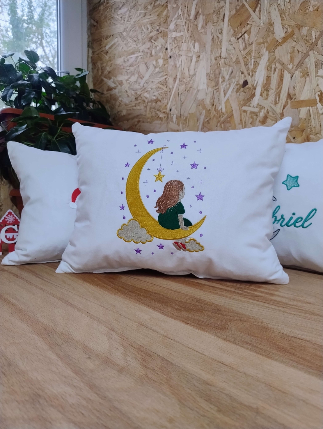 Pernă decorativă pentru copii – Fetiță pe semilună, broderie | AYA Home
