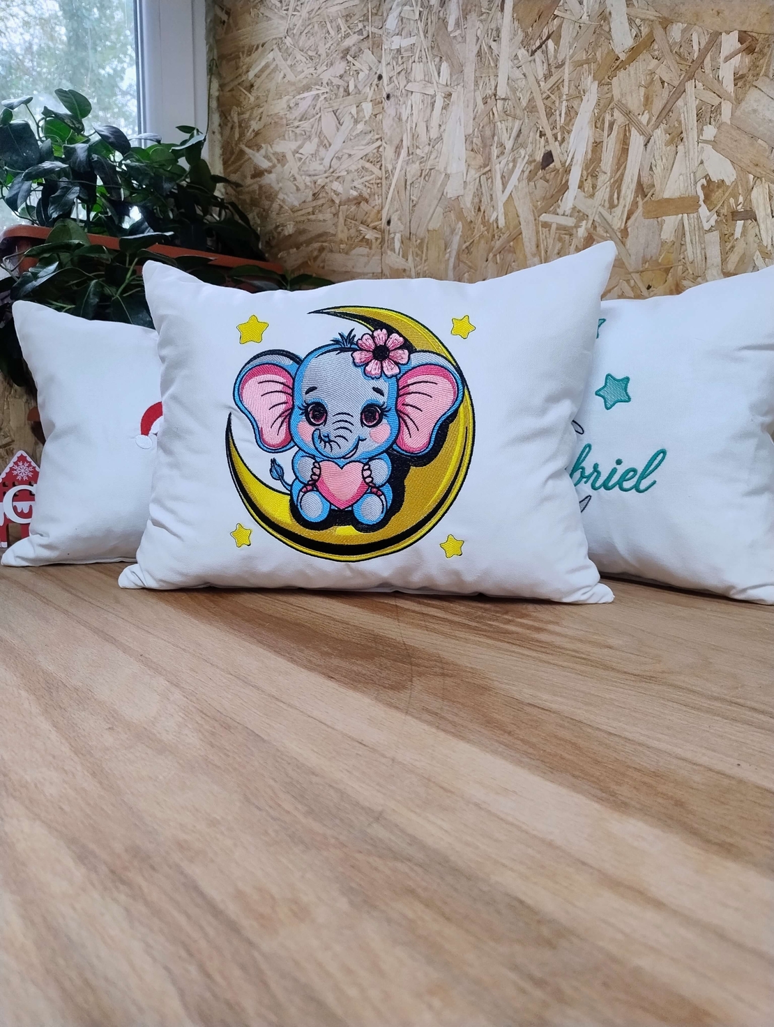 Pernă decorativă pentru copii cu elefănțel pe semilună – Broderie | AYA Home
