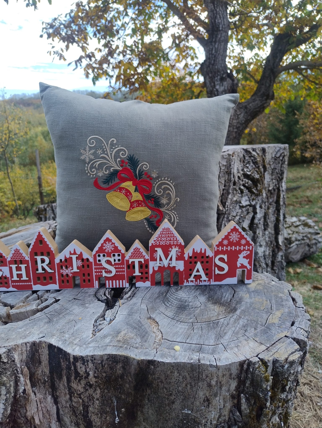 Pernă decorativă premium din in pre-spălat, cu clopoței brodați AYA HOME