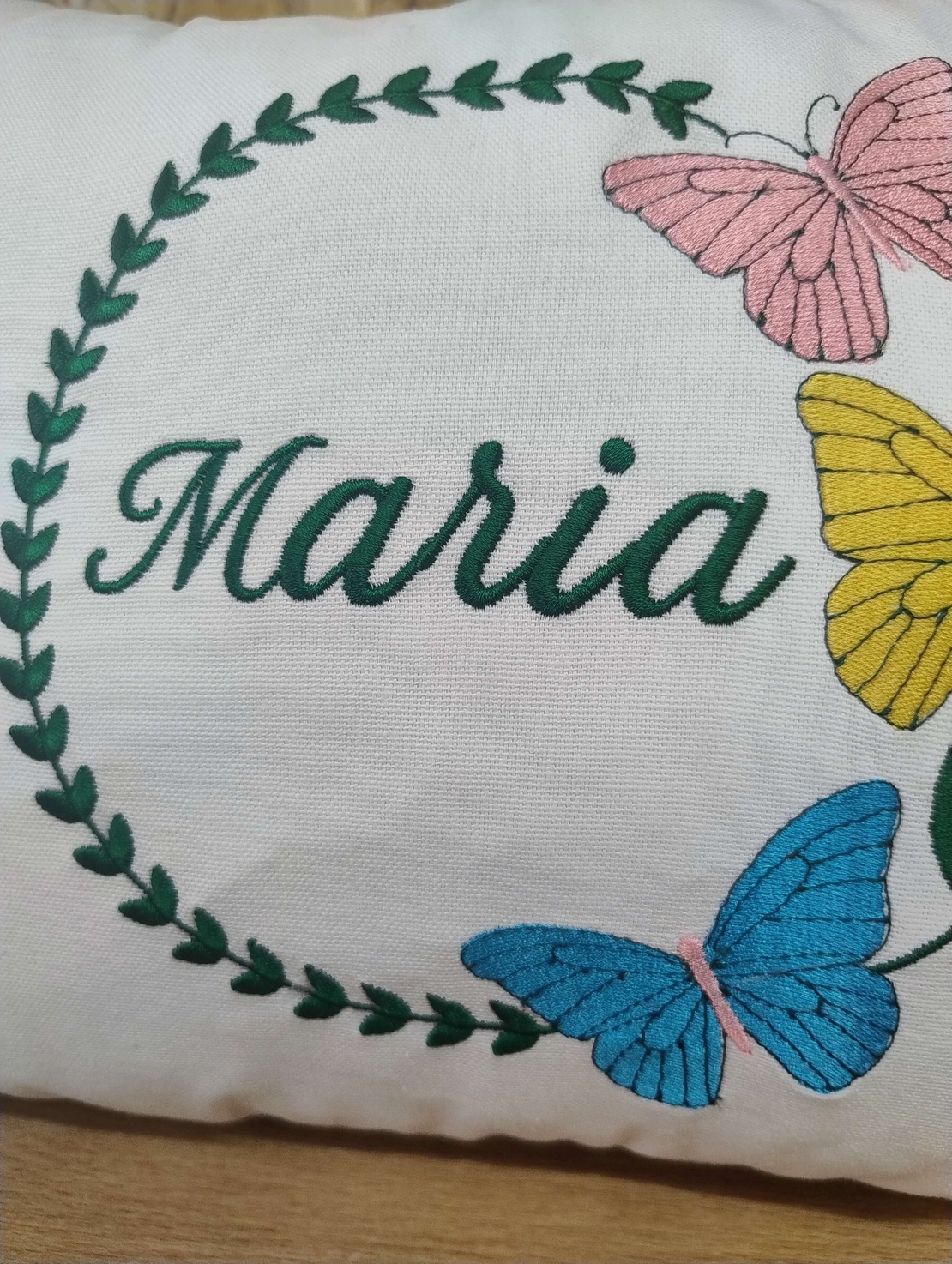 PERNUTE DECORATIVE BRODATE personalizata cu numele copilului - CADOURI CU SUFLET