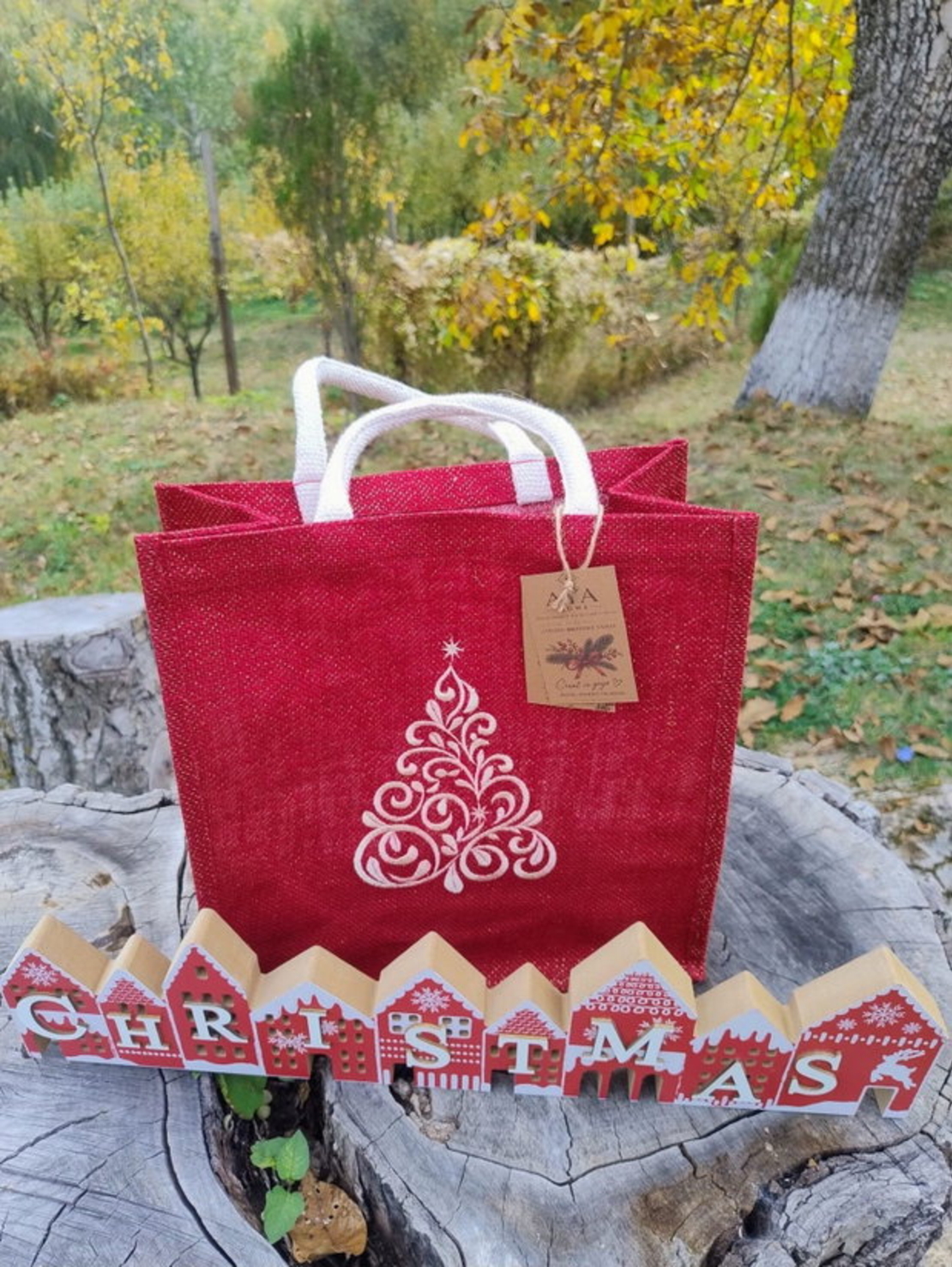 Sacoșă mare roșie din iută cu fir metalic, brodată cu brăduț de Crăciun AYA HOME