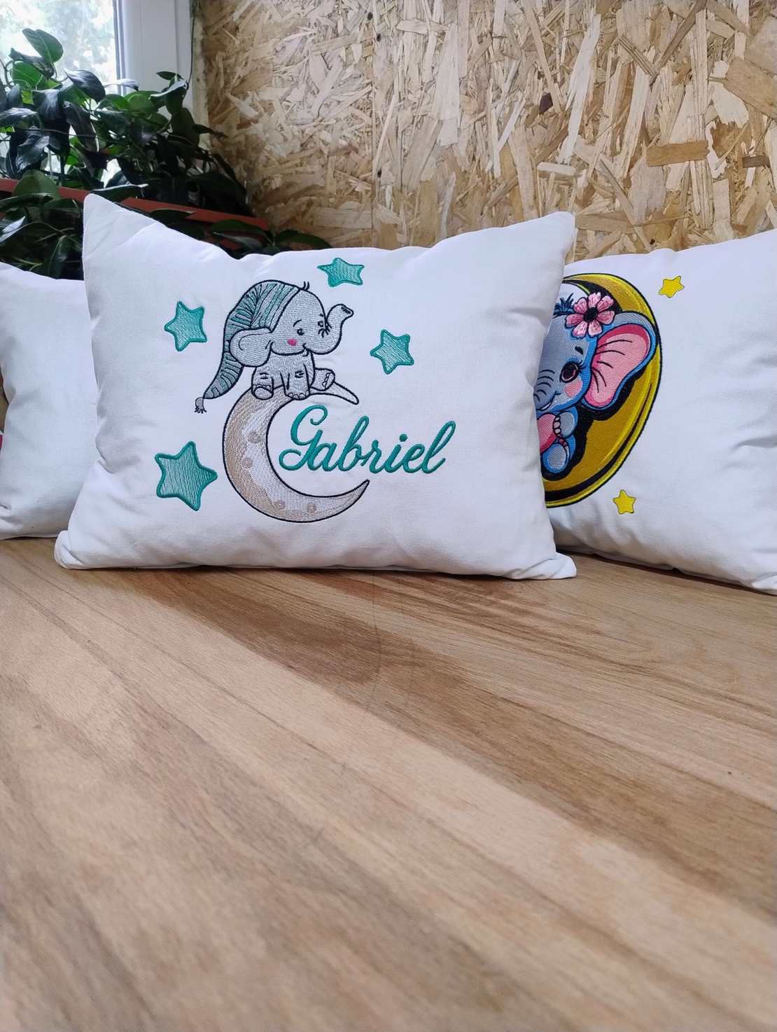 Pernă decorativă pentru copii, personalizată cu nume – Elefănțel pe semilună | AYA Home