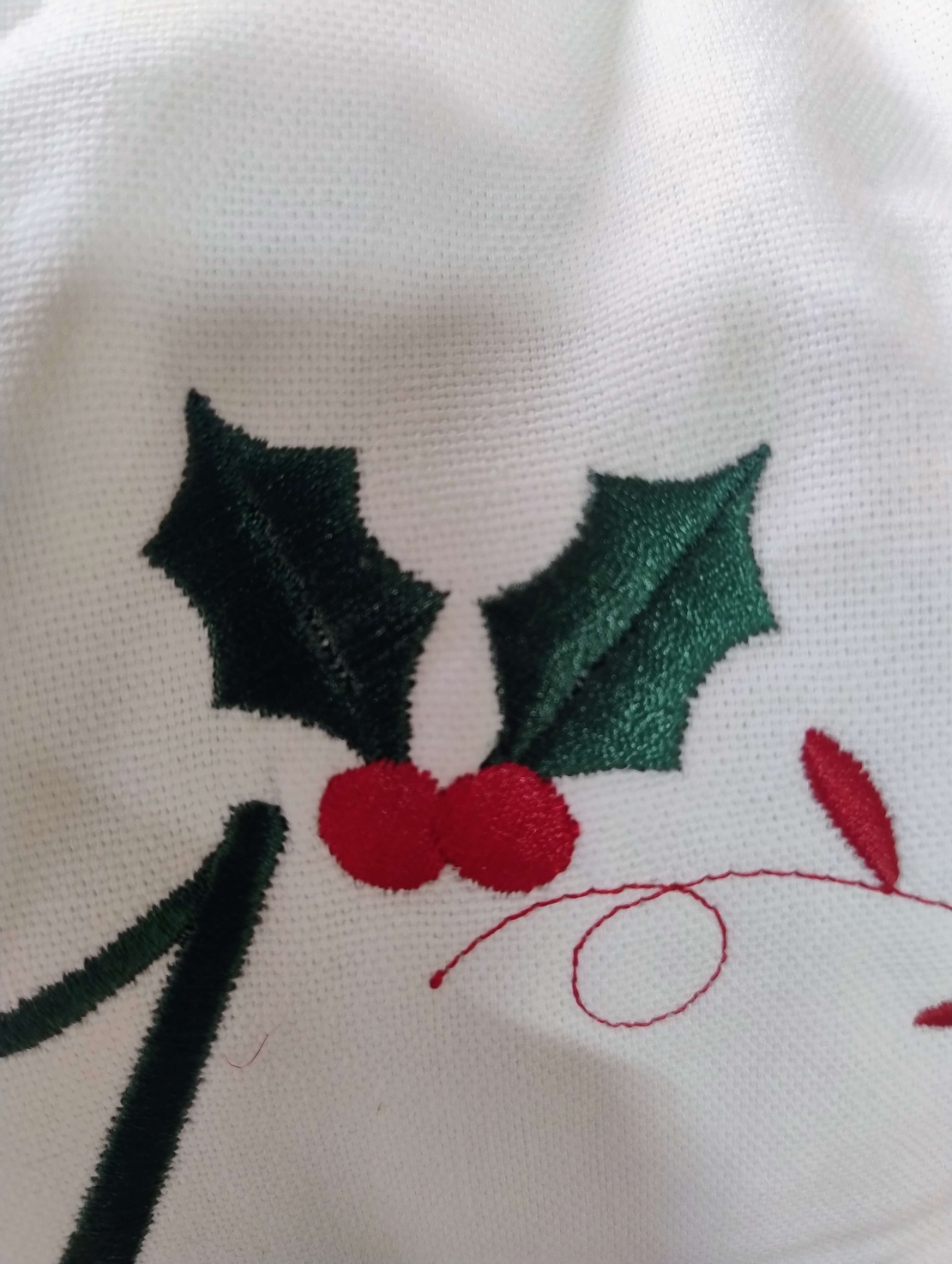 Pernă decorativă personalizată pentru primul Crăciun al bebelușului 30×40 cm, broderie cu tălpițe de Moș Crăciun | AYA Home
