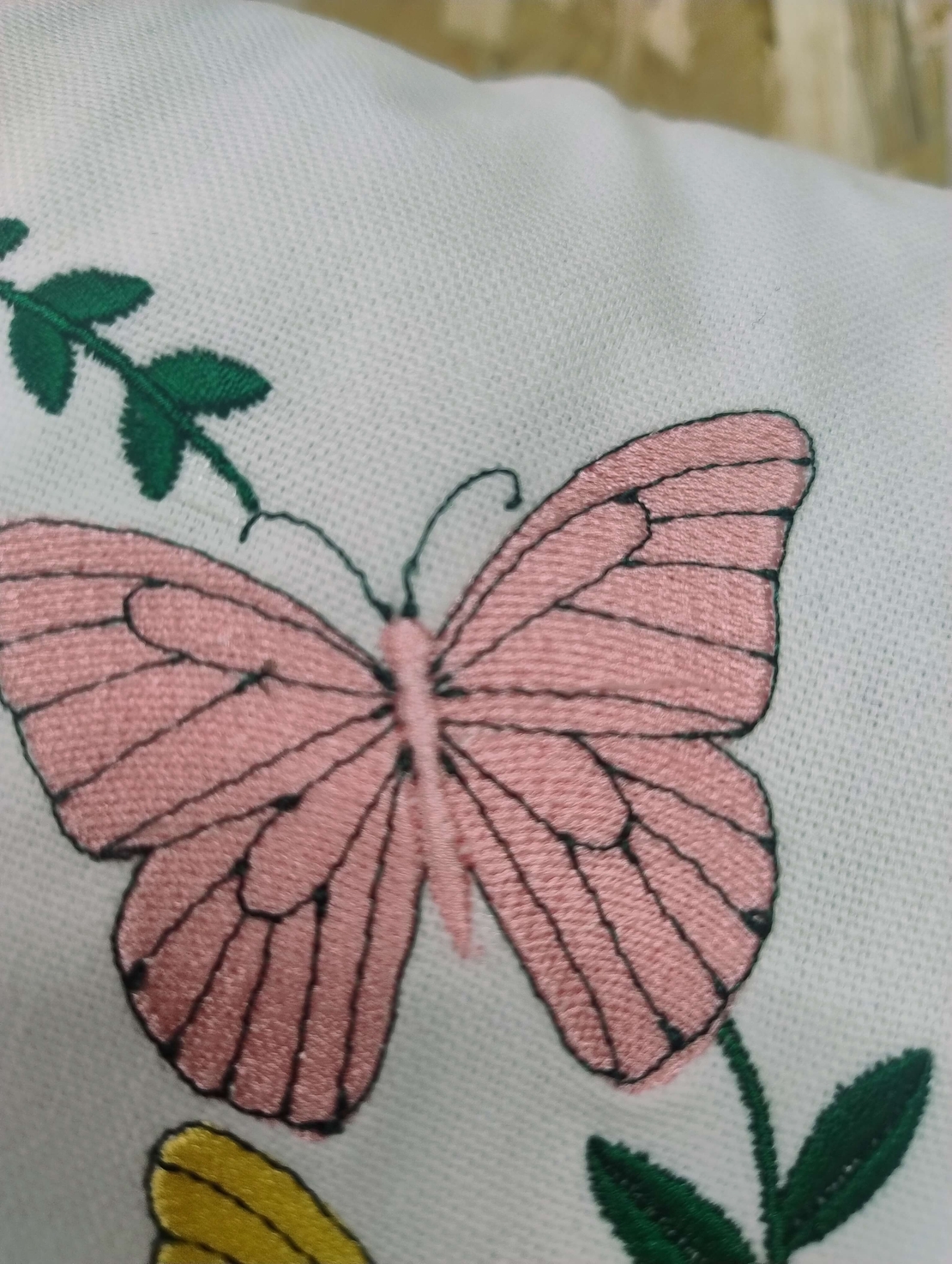 PERNUTE DECORATIVE BRODATE personalizata cu numele copilului - CADOURI CU SUFLET