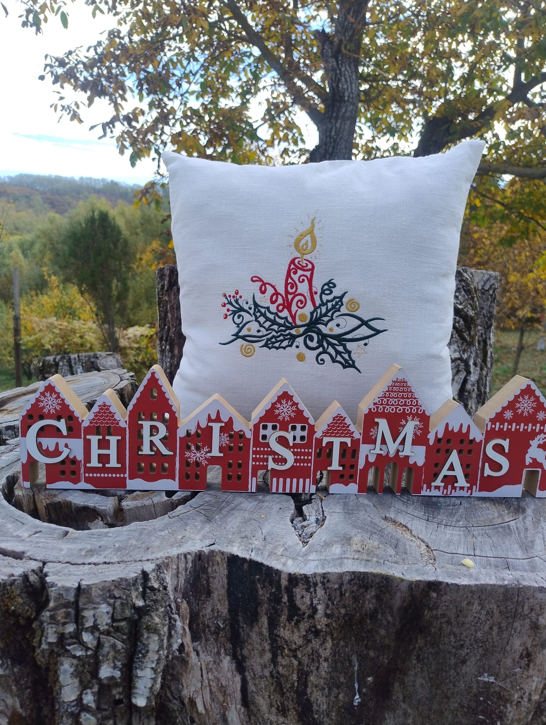 Pernă decorativă premium din in pre-spălat, cu broderie de Crăciun Lumânare festivă | AYA HOME