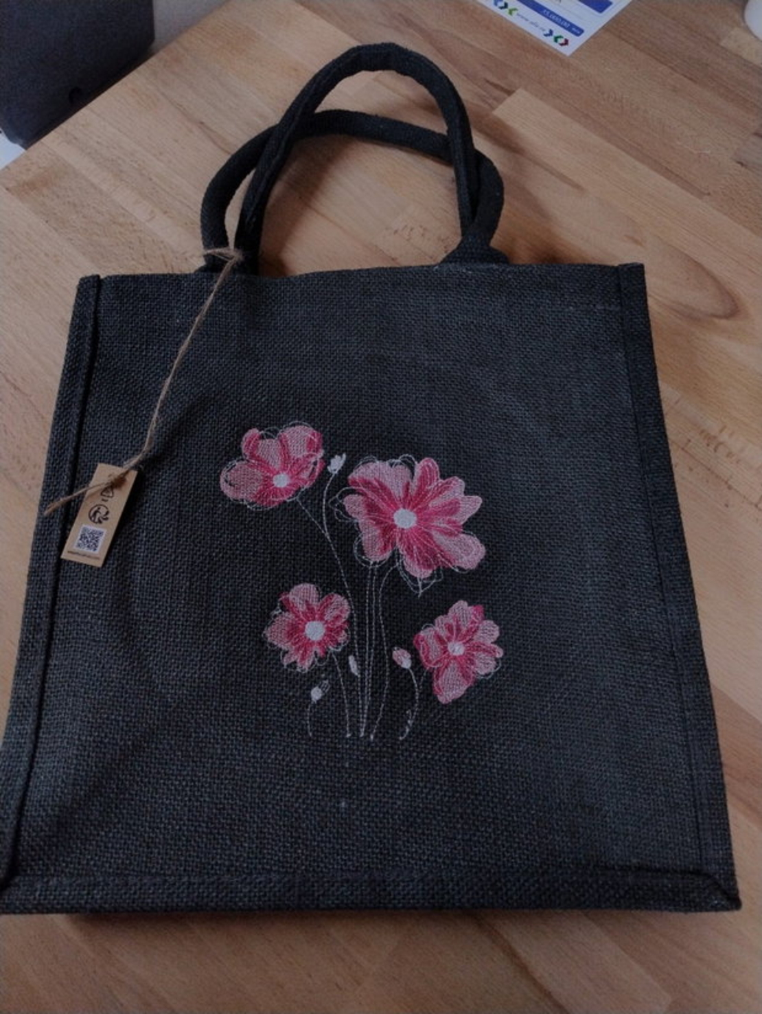 Sacoșă din iută antracit, brodată cu flori roz 30×30×19 cm | AYA HOME