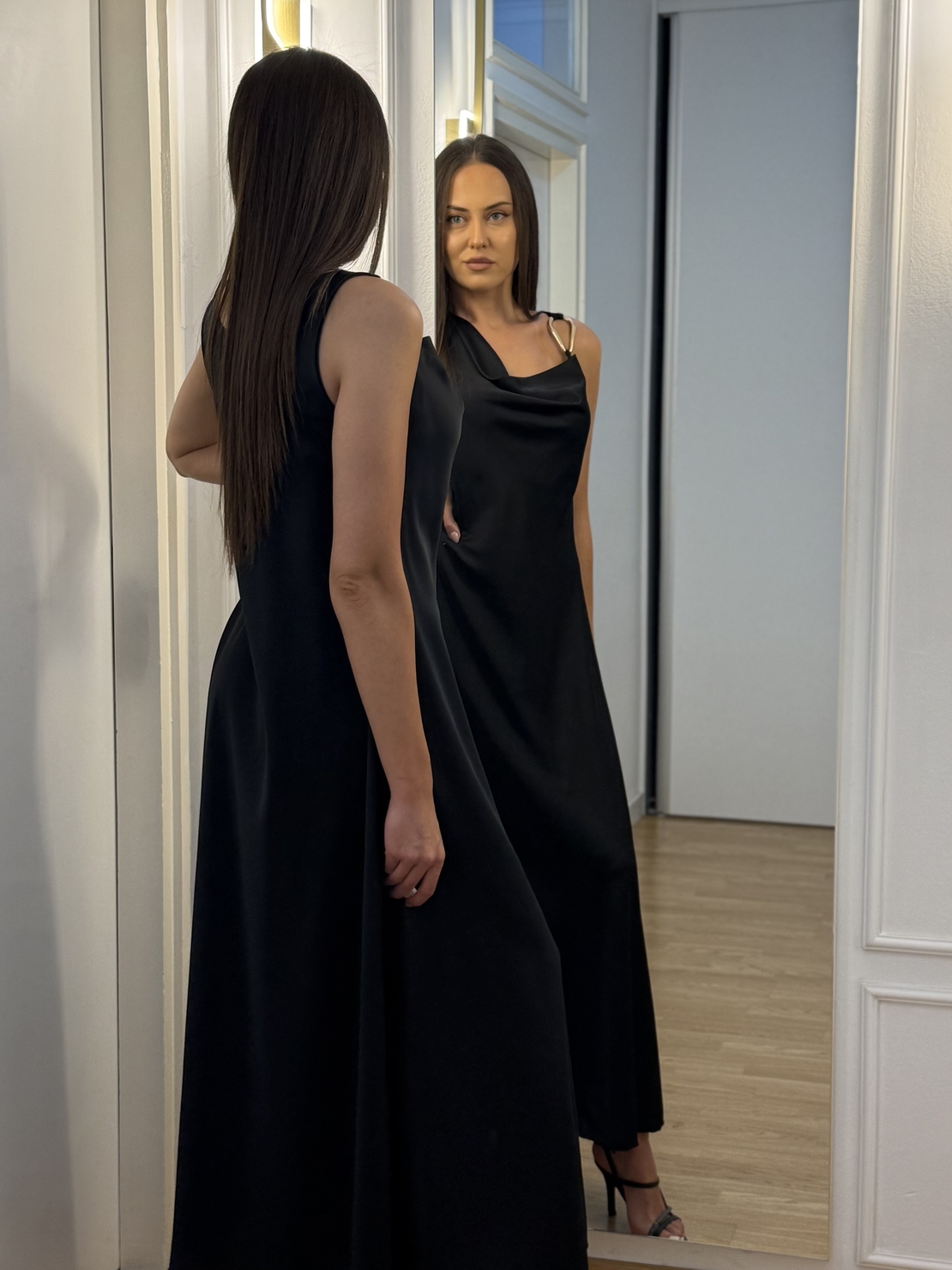 Crna maxi satenska haljina