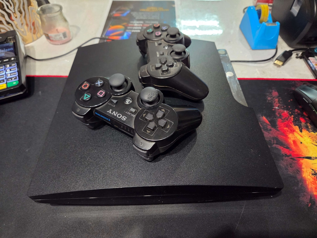 Playstation 3 Slim/ Cipovan/2 Dzojstika/12 Igrica