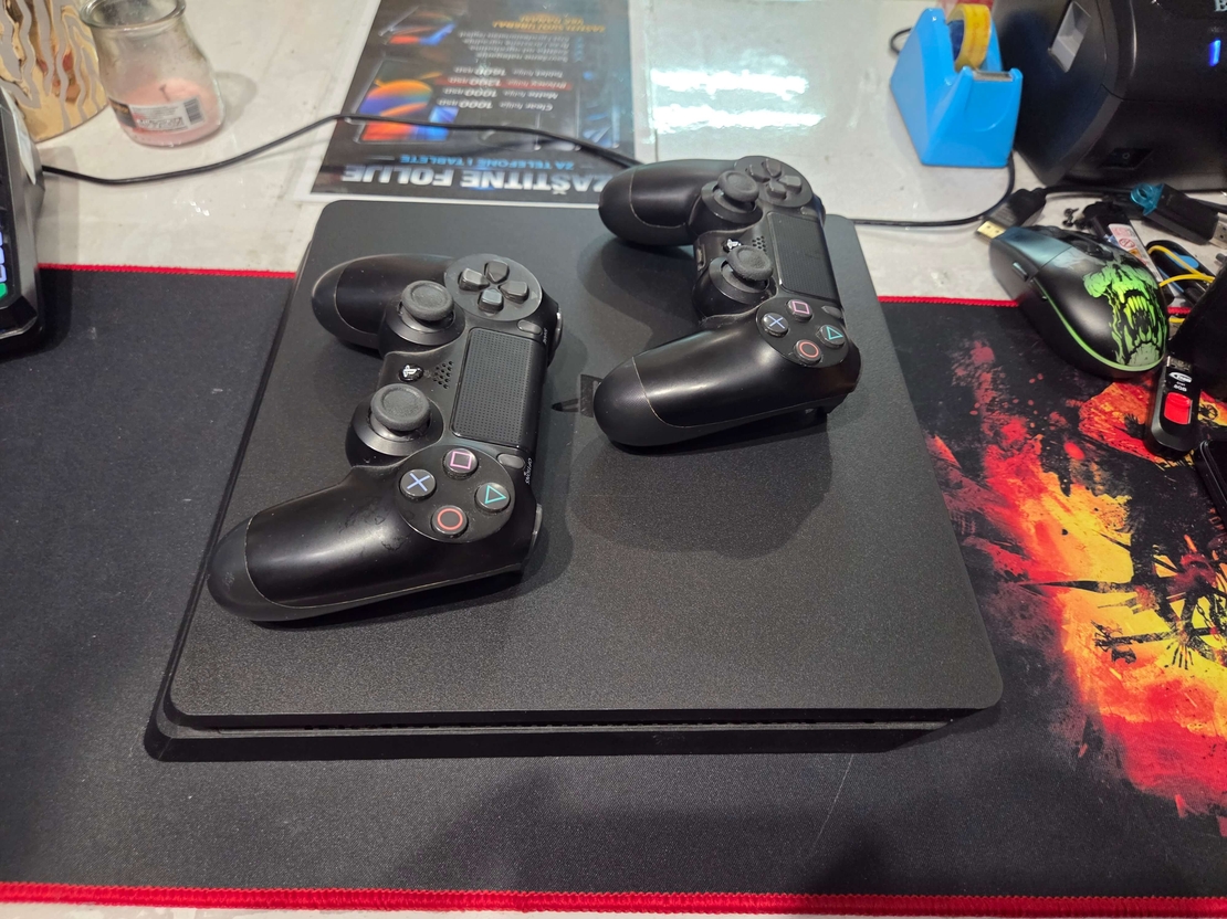 Odlična, Ispravna Playstation 4 Slim Konzola. Konzola nije čipovana, mogu se igrati samo originalne igrice sa DVD Diskova. Konzola je očišćena od prašine i zamenjena je termalna pasta i potpuno je spremna za novog kotisnika. Uz konzolu idu Dva Bežična Dzo