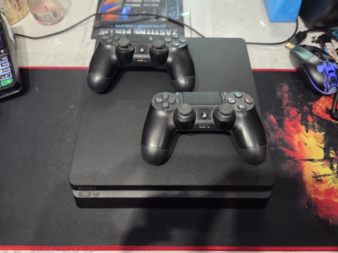 Odlična, Ispravna Playstation 4 Slim Konzola. Konzola nije čipovana, mogu se igrati samo originalne igrice sa DVD Diskova. Konzola je očišćena od prašine i zamenjena je termalna pasta i potpuno je spremna za novog kotisnika. Uz konzolu idu Dva Bežična Dzo