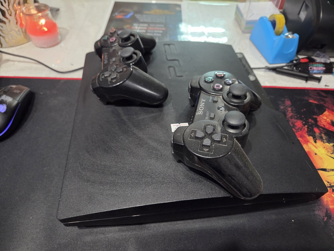 Playstation 3 Slim/ Cipovan/2 Dzojstika/14 Igrica